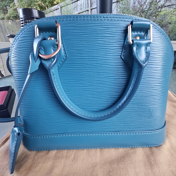 ✨ Authentic Louis Vuitton Alma BB in rare Cyan Épi leather. - Picture 4 of 16